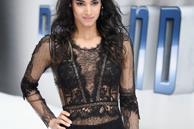 Vũ công gây choáng với váy hở bạo