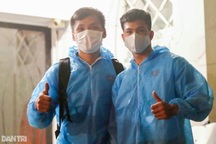 Thủ môn Hồ Văn Ý cùng đồng đội về tới TPHCM sau kỳ tích ở World Cup futsal