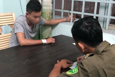 “Xe tù” dừng đèn đỏ, 2 con nghiện phá nóc xe bỏ trốn