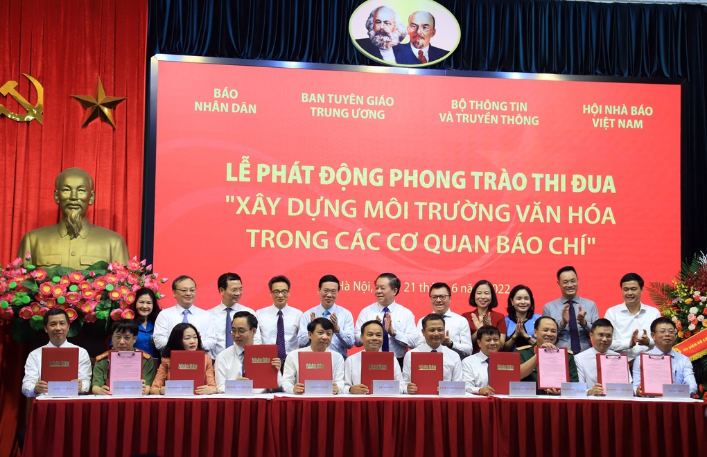 Xây dựng môi trường văn hóa trong các cơ quan báo chí - 2 Xây dựng môi trường văn hóa trong các cơ quan báo chí - 2