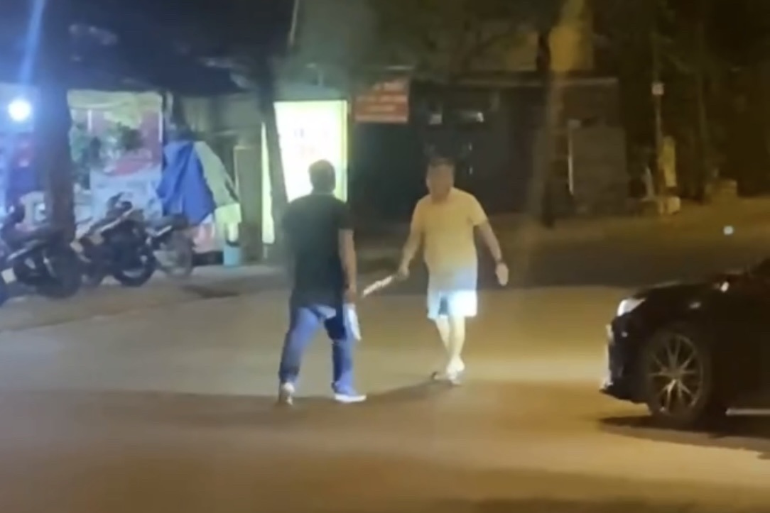 Zwei Autofahrer fordern sich auf der Straße in Ho-Chi-Minh-Stadt mit Waffen heraus - 1 Hai tài xế ô tô cầm hung khí thách thức nhau trên đường ở TPHCM - 1