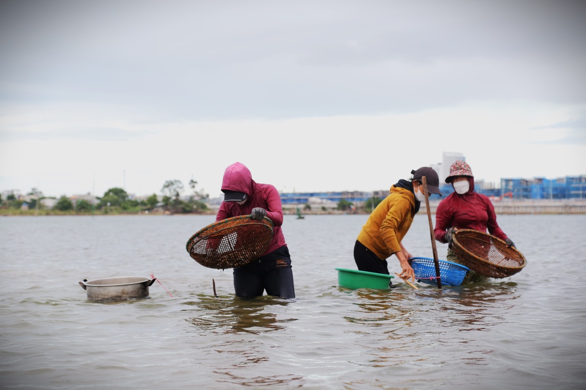 Ngâm mình giữa sông, cúi ngang mặt nước săn chem chép - 10 Ngâm mình giữa sông, cúi ngang mặt nước săn chem chép - 10