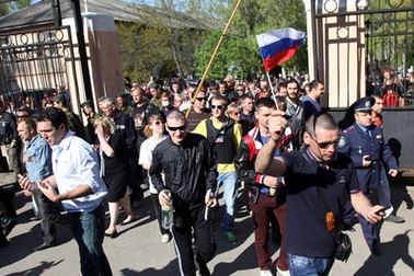 Người biểu tình chiếm đài truyền hình ở đông Ukraine