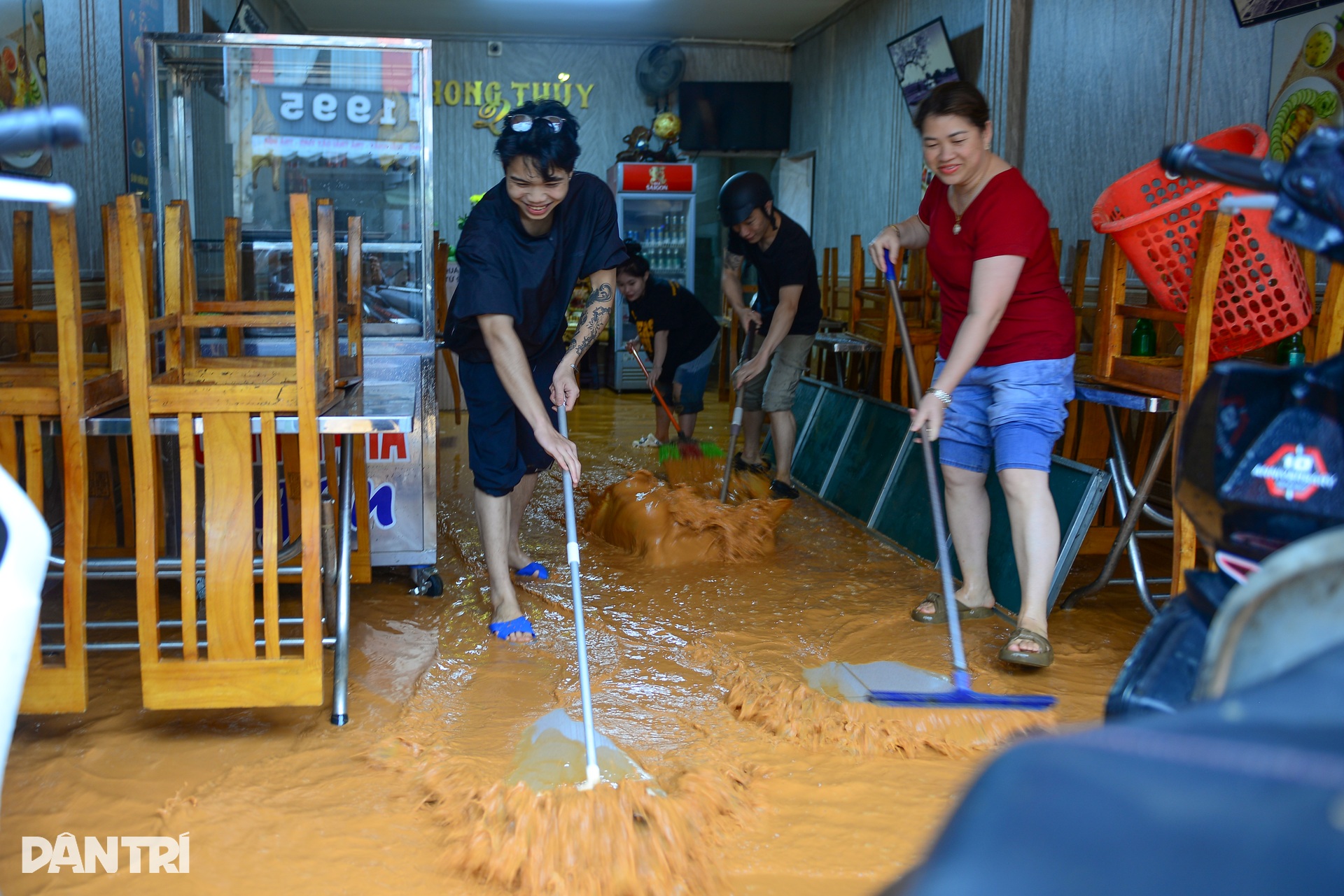 Đường phố trung tâm Đà Lạt thành sông do mưa lớn kéo dài - 9