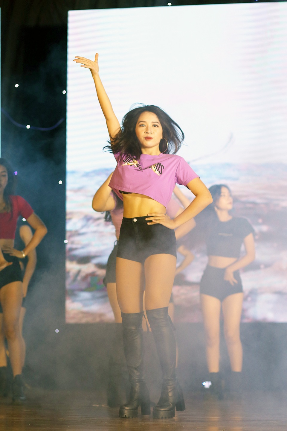 Sinh viên Báo chí hóa Black Pink, Chi Pu trên sân khấu chia tay đầy cảm xúc - 6 Sinh viên Báo chí hóa Black Pink, Chi Pu trên sân khấu chia tay đầy cảm xúc - 6