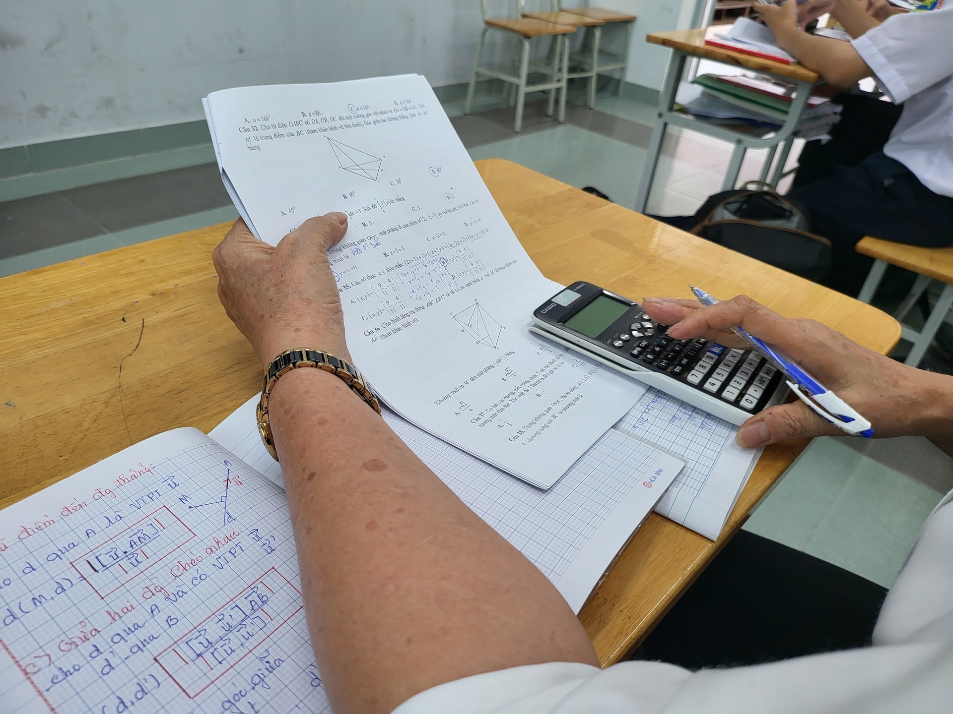 Bà nội U70 cùng cháu gái 18 tuổi đi thi tốt nghiệp THPT năm 2023 - 3 Bà nội U70 cùng cháu gái 18 tuổi đi thi tốt nghiệp THPT năm 2023 - 3