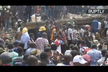 100 học sinh có thể đang bị chôn vùi do sập nhà ở Nigeria