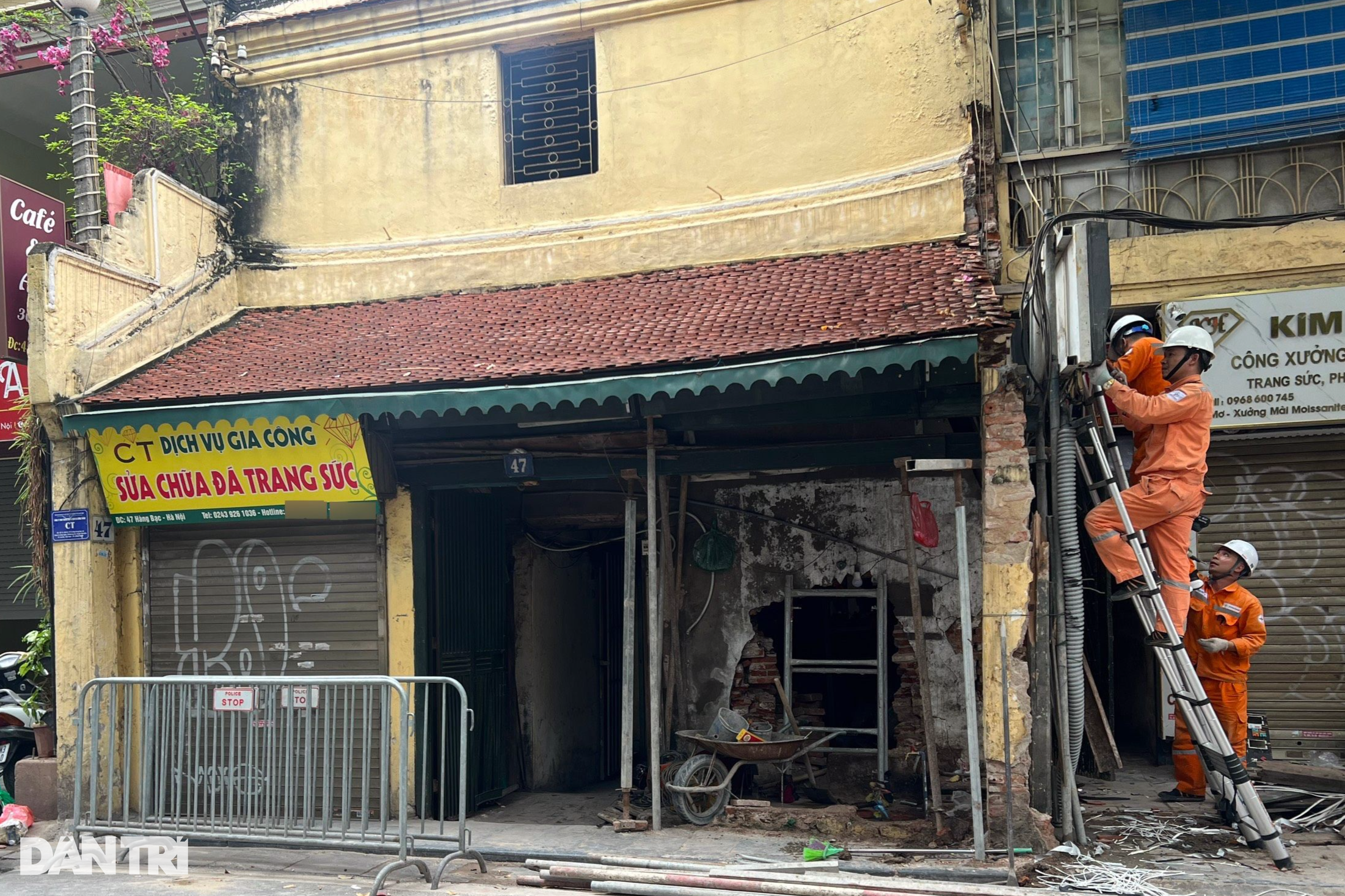 Xe Mercedes tông đổ tường một trong những ngôi nhà cổ nhất Hà Nội - 1