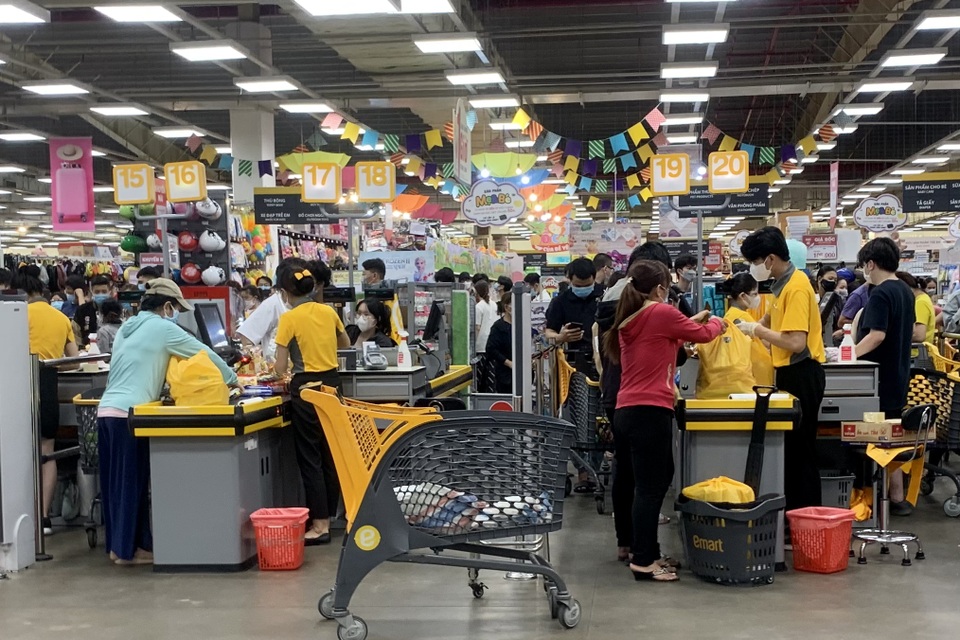 TPHCM: Trước giờ G thực hiện giãn cách, người dân chen chân mua sắm - 8 TPHCM: Trước giờ G thực hiện giãn cách, người dân chen chân mua sắm - 8