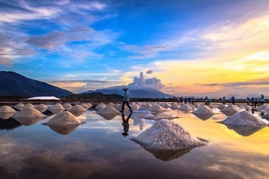 Ngỡ ngàng với vẻ đẹp của những cánh đồng muối Việt Nam