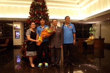 Lãnh đạo Đại sứ quán Việt Nam tại Malaysia thăm thầy trò HLV Miura