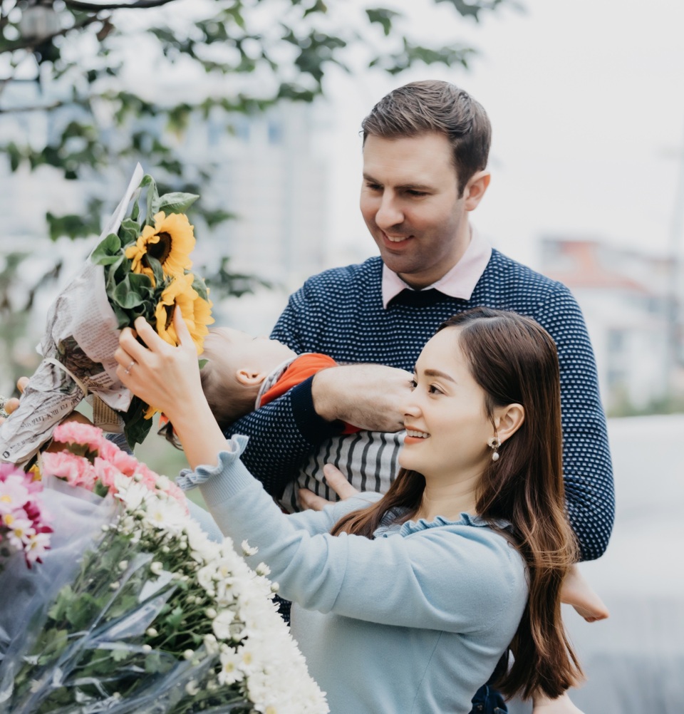 Lan Phương được chồng ngoại quốc hôn đắm đuối khi đi chợ Việt sắm Tết Tây - 6 Lan Phương được chồng ngoại quốc hôn đắm đuối khi đi chợ Việt sắm Tết Tây - 6
