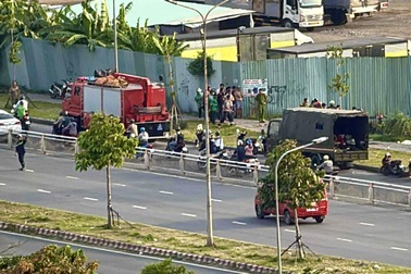 Cảnh sát lặn tìm người rơi xuống cống ở TPHCM