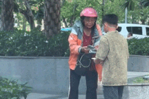 Nữ shipper U70 vuốt phẳng nắm tiền lẻ, gói chặt trong bao ni lông