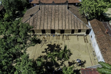 "Thần đèn"' di dời chánh điện nghìn tấn trong ngôi chùa ở Huế