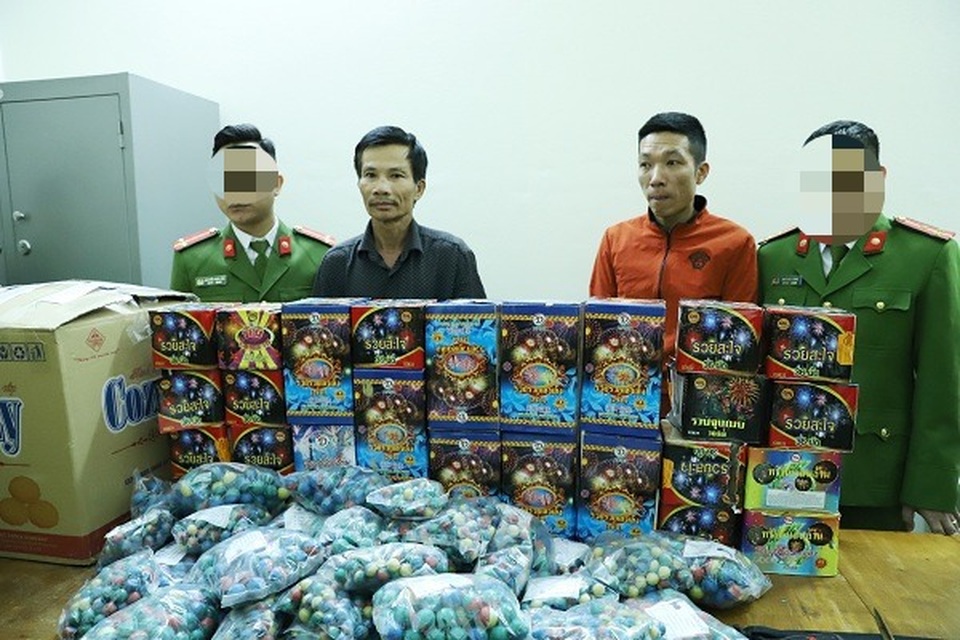 Bắt 4 đối tượng, thu hơn 80kg pháo cùng nhiều dao kiếm - 2