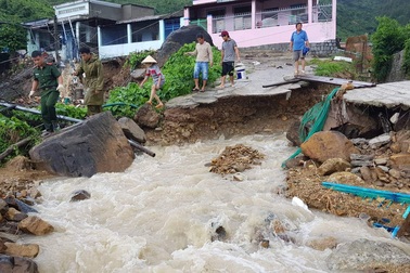 Mưa lũ, sạt lở kinh hoàng ở Nha Trang: 11 người chết, 2 người mất tích