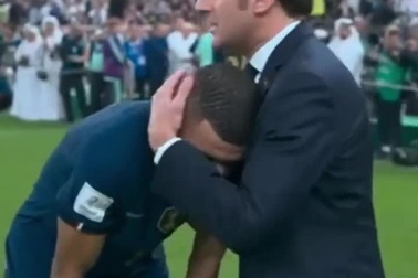 Tổng thống Macron động viên cầu thủ Pháp sau thất bại trước Argentina