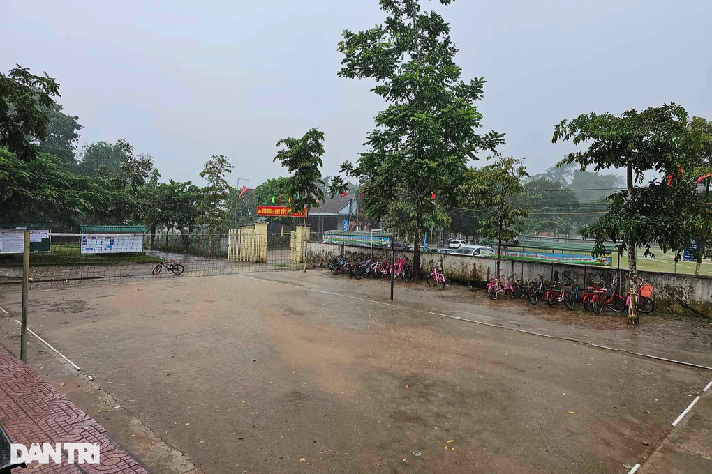 Xe cẩu chạy mệt nghỉ đưa tàu thuyền lên bờ tránh áp thấp nhiệt đới - 7 Xe cẩu chạy mệt nghỉ đưa tàu thuyền lên bờ tránh áp thấp nhiệt đới - 7