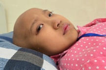 Bé gái 10 tuổi vùng cao bật khóc: "Xin giữ đôi chân cho con!"