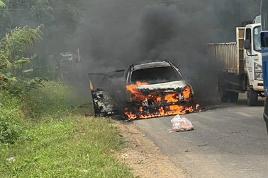 "Anh thợ xui rủi" may mắn thoát khỏi chiếc ô tô phát nổ trên đường