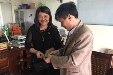 Nhân viên một cây xăng 3 lần trả lại gần 200 triệu đồng cho người đánh rơi