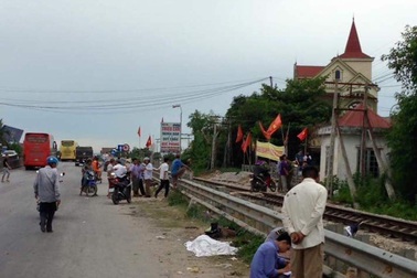 Băng qua đường ngang cắt đường sắt trái phép, mẹ tử vong, con nguy kịch