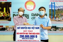 Trao tặng 200 triệu đồng hỗ trợ học sinh nghèo bị ảnh hưởng bởi Covid-19