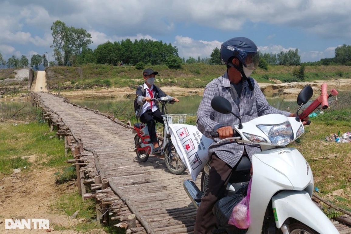Nín thở lưu thông trên cây cầu tạm bắc qua sông Hà Thanh - 4 Nín thở lưu thông trên cây cầu tạm bắc qua sông Hà Thanh - 4