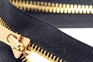 Kéo dây khóa quần, bé trai 5 tuổi bị tuột hết da quy đầu