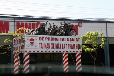 Trưng 8 xe máy bị nạn làm biển cảnh báo tai nạn giao thông