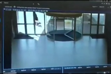 Nữ trộm va đầu vào cửa kính trên đường tẩu thoát