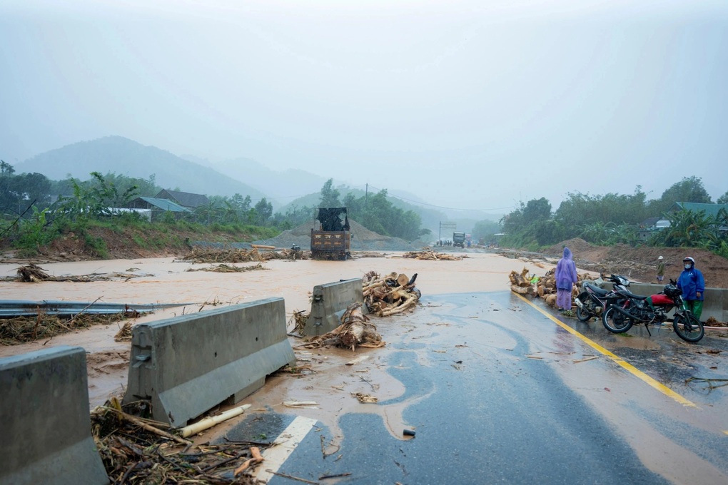 Hai tuyến giao thông Bắc - Nam qua Huế vẫn “tê liệt” do mưa lũ - 1 Hai tuyến giao thông Bắc - Nam qua Huế vẫn “tê liệt” do mưa lũ - 1