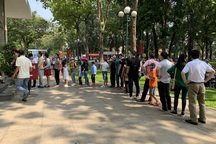 Đông đảo người dân xếp hàng tham quan Dinh Độc Lập