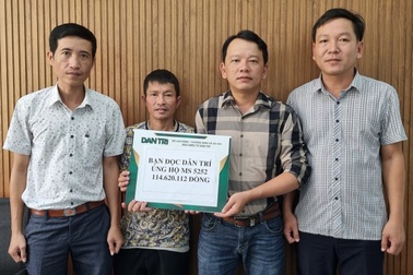 Trao 114 triệu đồng đến người đàn ông chăm mẹ và anh mắc tâm thần