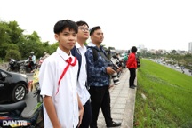 Người dân Hà Nội đứng kín đường xem tiêm kích Su-30MK2, trực thăng Mi