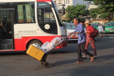 Bến xe miền Đông, phà Cát Lái thông thoáng chiều Mùng 5 Tết
