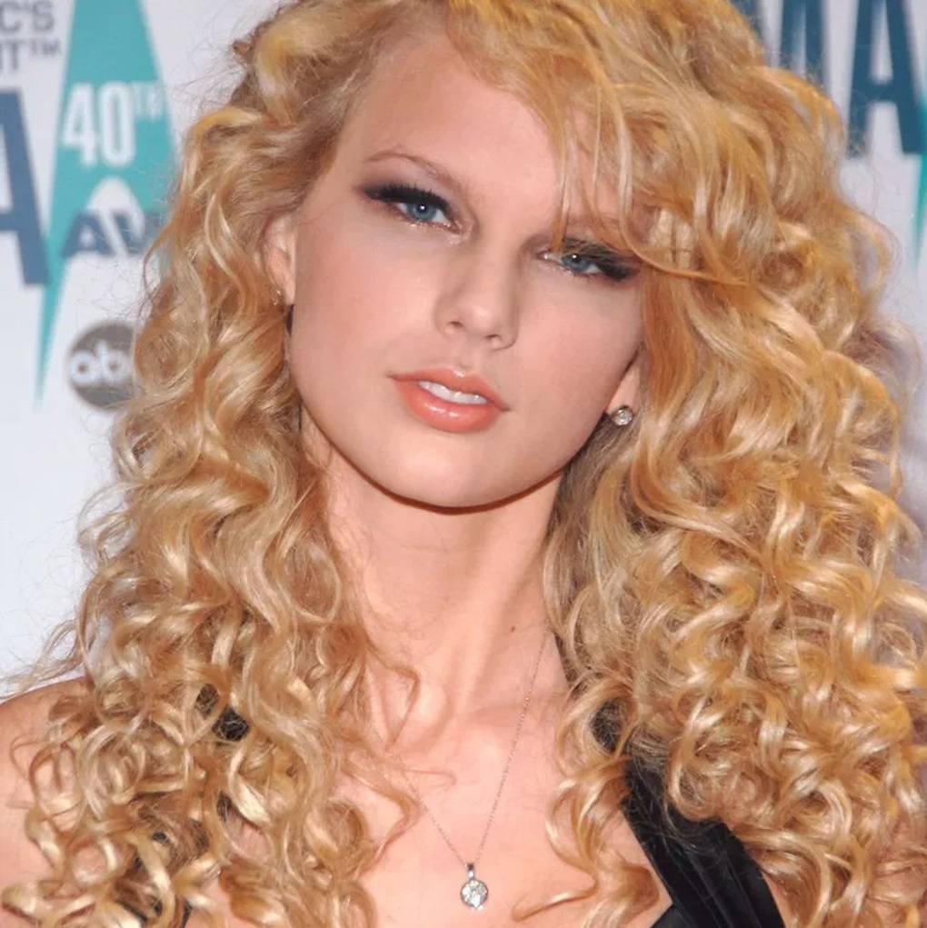 Taylor Swift cân mọi kiểu tóc từ tẩy màu sáng, uốn xoăn đến ép thẳng - 1 Taylor Swift cân mọi kiểu tóc từ tẩy màu sáng, uốn xoăn đến ép thẳng - 1
