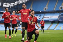 Man City 0-2 Man Utd: Đòn knock-out chớp nhoáng