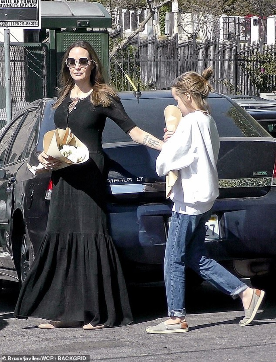 Shiloh chống nạng ra phố - 4