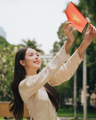 Sao Việt tự hào diện áo dài truyền thống đón đại lễ 30/4 - 1