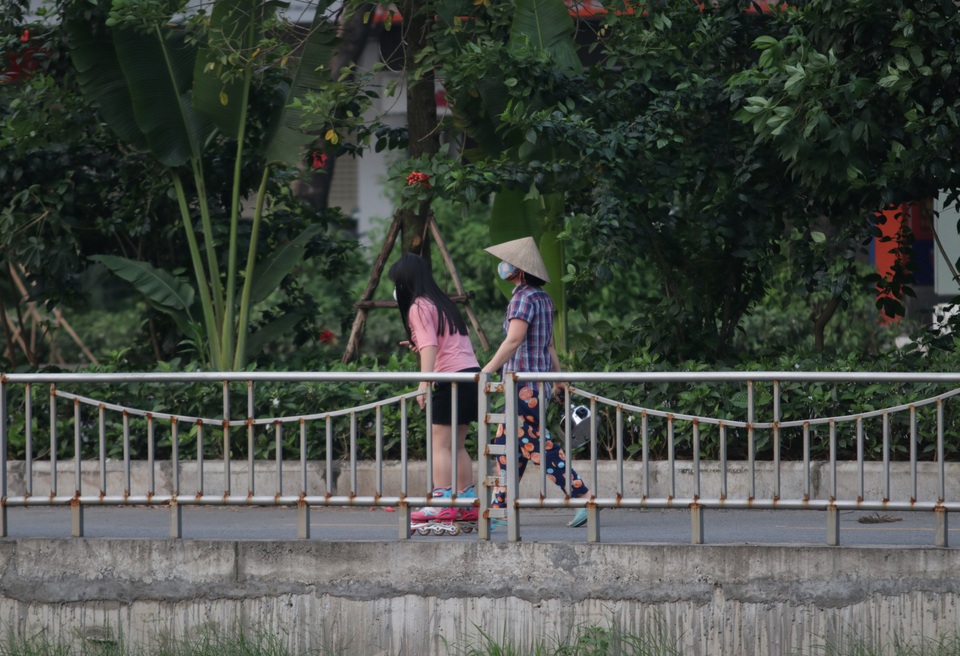 Bất chấp biển cấm, nhiều người nối nhau vào phố đi bộ để tập thể dục - 13