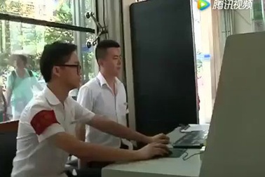 Qua máy soi hành lý, nhân viên giật mình thấy hai cánh tay người trong túi của khách