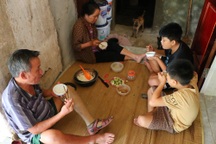 Bữa cơm với chuối xanh chấm muối của anh em mồ côi bố, mẹ đi lấy chồng