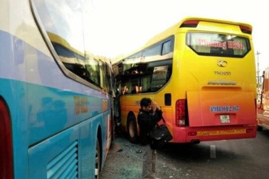 Xe khách tông nhau, 30 hành khách thoát nạn