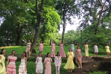 Các người mẫu trình diễn trong không gian mướt xanh của núi Nùng - công viên Bách Thảo