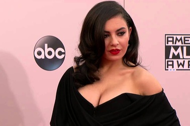 Charli XCX quyến rũ với váy xẻ