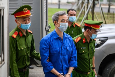 Cựu Giám đốc Viện Tim Hà Nội và 11 bị cáo khác hầu tòa