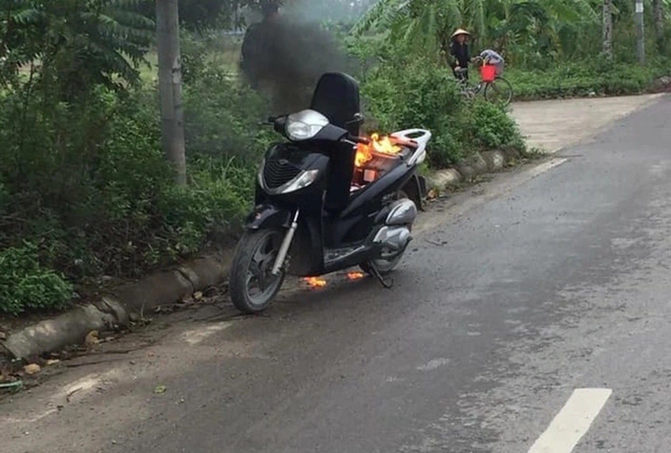 Khoảnh khắc pin dự phòng phát nổ, bốc cháy trong phòng ngủ tại TPHCM - 2