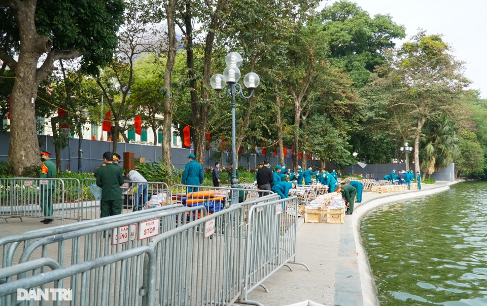 Cận cảnh trận địa pháo hoa hồ Gươm chuẩn bị khai hỏa đón Tết 2021 - 8 Cận cảnh trận địa pháo hoa hồ Gươm chuẩn bị khai hỏa đón Tết 2021 - 8